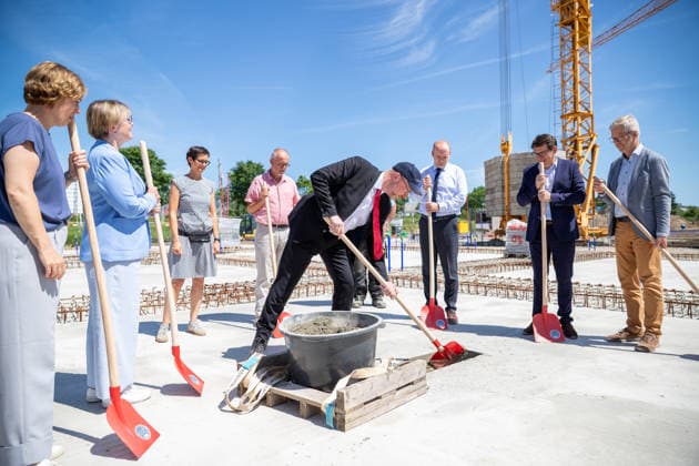 Christian Pegel, Minister für Inneres und Bau, bei der Grundsteinlegung GER, Grundsteinlegung, Inklusives Schulzentrum Am Ellernholzteich, Greifswald, Schule, Hochbau, Schulbau, Neubau, Zeitkapsel *** Christian Pegel, Minister of the Interior and Construction, at the groundbreaking ceremony for the GER; groundbreaking ceremony; Inclusive School Center Am Ellernholzteich, Greifswald; school; building construction; school construction; new construction; time capsule