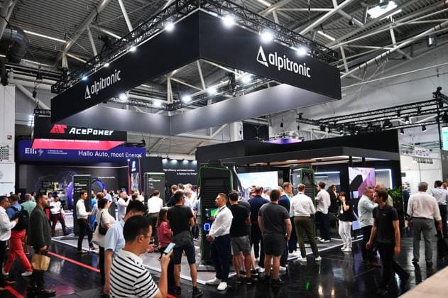 Die Intersolar Europe findet bis Donnerstag, den 25. Juni 2026 auf der Messe München statt. Sie ist die weltweit führende Fachmesse für die Solarwirtschaft und der grösste Teil von The smarter E Europe, Europas grösster Messeallianz für die Energiewirtschaft. Foto: Alpitronic ist ein führender italienischer Hersteller von Leistungselektronik und europäischer Marktführer bei DC-Schnellladestationen für die Elektromobilität. Das Unternehmen ist für seine hocherfolgreiche Produktlinie Hypercharger bekannt. *** Intersolar Europe will take place at the Munich Trade Fair Center through Thursday, June 25, 2026. It is the world’s leading trade fair for the solar industry and the largest component of The smarter E Europe, Europe’s large