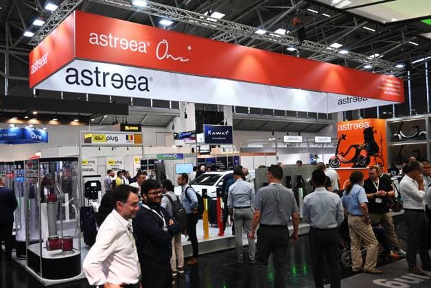 Die Intersolar Europe findet bis Donnerstag, den 25. Juni 2026 auf der Messe München statt. Sie ist die weltweit führende Fachmesse für die Solarwirtschaft und der grösste Teil von The smarter E Europe, Europas grösster Messeallianz für die Energiewirtschaft. Foto: Messestand astreea one, Electric-Scooter *** Intersolar Europe will take place at the Munich Trade Fair Center through Thursday, June 25, 2026. It is the world’s leading trade fair for the solar industry and the largest component of The smarter E Europe, Europe’s largest trade fair alliance for the energy sector. Photo: astreea one booth, electric scooter