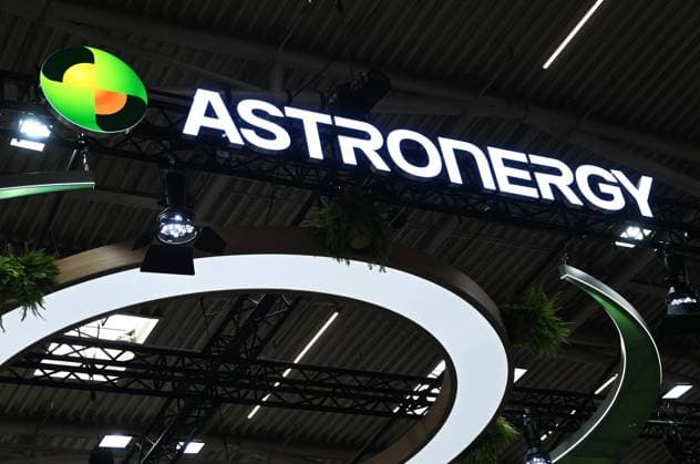 Die Intersolar Europe findet bis Donnerstag, den 25. Juni 2026 auf der Messe München statt. Sie ist die weltweit führende Fachmesse für die Solarwirtschaft und der grösste Teil von The smarter E Europe, Europas grösster Messeallianz für die Energiewirtschaft. Foto: Messestand Astronergy *** Intersolar Europe will take place at the Munich Trade Fair Center through Thursday, June 25, 2026. It is the world’s leading trade fair for the solar industry and the largest component of The smarter E Europe, Europe’s largest trade fair alliance for the energy sector. Photo: Astronergy booth