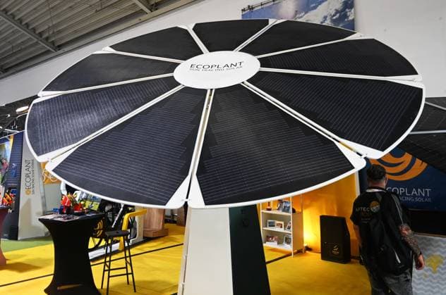 Die Intersolar Europe findet bis Donnerstag, den 25. Juni 2026 auf der Messe München statt. Sie ist die weltweit führende Fachmesse für die Solarwirtschaft und der grösste Teil von The smarter E Europe, Europas grösster Messeallianz für die Energiewirtschaft. Foto: Messestand Ecoplant - freistehende, bewegliche Solar-Strukturen *** Intersolar Europe will take place at the Munich Trade Fair Center through Thursday, June 25, 2026. It is the world’s leading trade fair for the solar industry and the largest component of The smarter E Europe, Europe’s largest trade fair alliance for the energy industry. Photo: Ecoplant booth—freestanding, movable solar structures