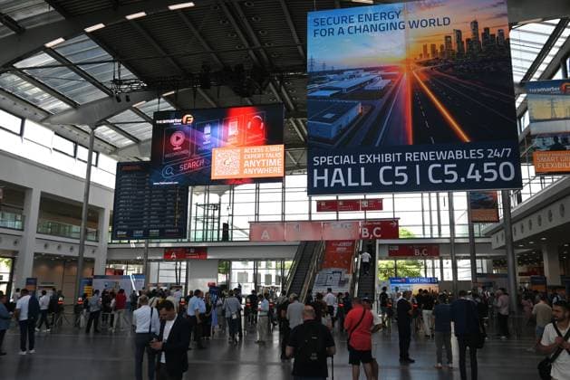 Die Intersolar Europe findet bis Donnerstag, den 25. Juni 2026 auf der Messe München statt. Sie ist die weltweit führende Fachmesse für die Solarwirtschaft und der grösste Teil von The smarter E Europe, Europas grösster Messeallianz für die Energiewirtschaft. *** Intersolar Europe will take place at the Munich Trade Fair Center through Thursday, June 25, 2026. It is the world’s leading trade fair for the solar industry and the largest component of The smarter E Europe, Europe’s largest trade fair alliance for the energy industry.