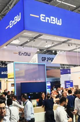 Die Intersolar Europe findet bis Donnerstag, den 25. Juni 2026 auf der Messe München statt. Sie ist die weltweit führende Fachmesse für die Solarwirtschaft und der grösste Teil von The smarter E Europe, Europas grösster Messeallianz für die Energiewirtschaft. Foto: Messestand EnBW. Die EnBW Energie Baden-Württemberg AG ist ein börsennotiertes Energieversorgungsunternehmen mit Sitz in Karlsruhe. Das Unternehmen ist, gemessen am Umsatz, nach Uniper und E.ON das drittgrösste Energieunternehmen in Deutschland *** Intersolar Europe will take place at the Munich Trade Fair Center through Thursday, June 25, 2026. It is the world’s leading trade fair for the solar industry and the largest component of The smarter E Europe, Europe’s larges