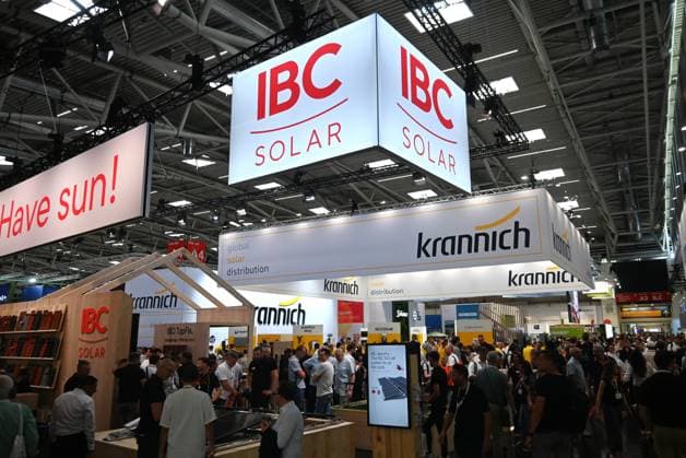 Die Intersolar Europe findet bis Donnerstag, den 25. Juni 2026 auf der Messe München statt. Sie ist die weltweit führende Fachmesse für die Solarwirtschaft und der grösste Teil von The smarter E Europe, Europas grösster Messeallianz für die Energiewirtschaft. Foto: Messestand von IBC Solar und von krannich *** Intersolar Europe will take place at Messe München through Thursday, June 25, 2026. It is the world’s leading trade fair for the solar industry and the largest component of The smarter E Europe, Europe’s largest trade fair alliance for the energy industry. Photo: Booths of IBC Solar and krannich