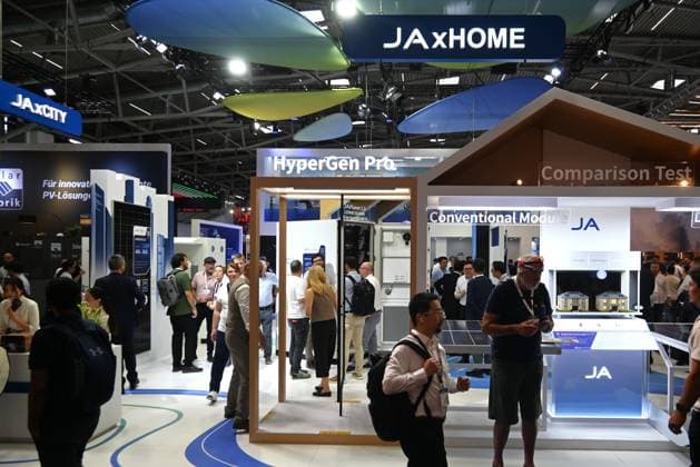 Die Intersolar Europe findet bis Donnerstag, den 25. Juni 2026 auf der Messe München statt. Sie ist die weltweit führende Fachmesse für die Solarwirtschaft und der grösste Teil von The smarter E Europe, Europas grösster Messeallianz für die Energiewirtschaft. Foto: Messestand JA JAxCITY, JAxHOME *** Intersolar Europe will take place at Messe München through Thursday, June 25, 2026. It is the world’s leading trade fair for the solar industry and the largest component of The smarter E Europe, Europe’s largest trade fair alliance for the energy sector. Photo: JA JAxCITY and JAxHOME booths