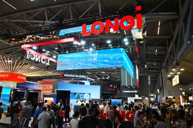 Die Intersolar Europe findet bis Donnerstag, den 25. Juni 2026 auf der Messe München statt. Sie ist die weltweit führende Fachmesse für die Solarwirtschaft und der grösste Teil von The smarter E Europe, Europas grösster Messeallianz für die Energiewirtschaft. Foto: Messestand LONGI. LONGi Green Energy Technology ist ein führender chinesischer Solarkonzern, der als weltweit grösster Hersteller von monokristallinen Siliziumwafern und hocheffizienten Solarmodulen gilt. *** Intersolar Europe will take place at the Munich Trade Fair Center through Thursday, June 25, 2026. It is the world’s leading trade fair for the solar industry and the largest component of The smarter E Europe, Europe’s largest trade fair alliance for the energy indu