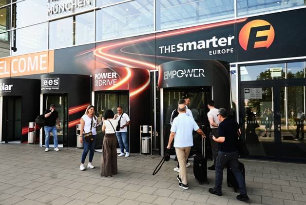 Die Intersolar Europe findet bis Donnerstag, den 25. Juni 2026 auf der Messe München statt. Sie ist die weltweit führende Fachmesse für die Solarwirtschaft und der grösste Teil von The smarter E Europe, Europas grösster Messeallianz für die Energiewirtschaft. Foto: Eingang zur Messe *** Intersolar Europe will take place at the Munich Trade Fair Center through Thursday, June 25, 2026. It is the world’s leading trade fair for the solar industry and the largest component of The smarter E Europe, Europe’s largest trade fair alliance for the energy industry. Photo: Entrance to the trade fair
