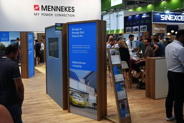 Die Intersolar Europe findet bis Donnerstag, den 25. Juni 2026 auf der Messe München statt. Sie ist die weltweit führende Fachmesse für die Solarwirtschaft und der grösste Teil von The smarter E Europe, Europas grösster Messeallianz für die Energiewirtschaft. Foto: Messestand Mennekes *** Intersolar Europe will take place at the Munich Trade Fair Center through Thursday, June 25, 2026. It is the world’s leading trade fair for the solar industry and the largest component of The smarter E Europe, Europe’s largest trade fair alliance for the energy industry. Photo: Mennekes booth