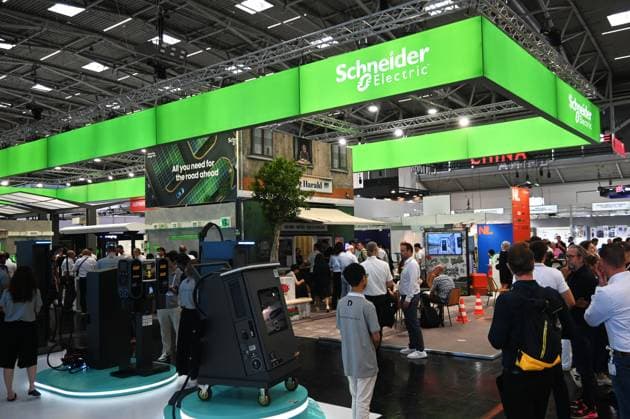 Die Intersolar Europe findet bis Donnerstag, den 25. Juni 2026 auf der Messe München statt. Sie ist die weltweit führende Fachmesse für die Solarwirtschaft und der grösste Teil von The smarter E Europe, Europas grösster Messeallianz für die Energiewirtschaft. Foto: Messestand Schneider Electric *** Intersolar Europe will take place at the Munich Trade Fair Center through Thursday, June 25, 2026. It is the world’s leading trade fair for the solar industry and the largest component of The smarter E Europe, Europe’s largest trade fair alliance for the energy industry. Photo: Schneider Electric booth