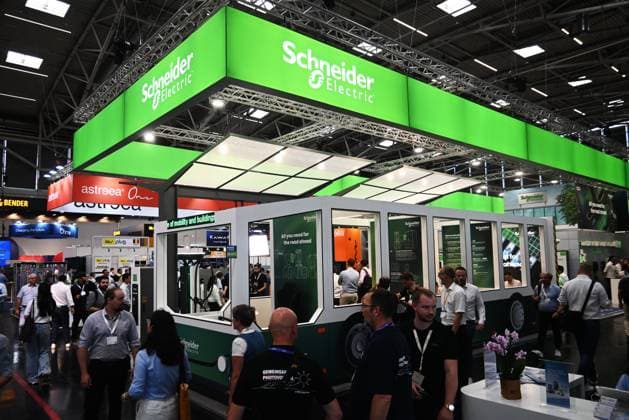 Die Intersolar Europe findet bis Donnerstag, den 25. Juni 2026 auf der Messe München statt. Sie ist die weltweit führende Fachmesse für die Solarwirtschaft und der grösste Teil von The smarter E Europe, Europas grösster Messeallianz für die Energiewirtschaft. Foto: Messestand Schneider Electric *** Intersolar Europe will take place at the Munich Trade Fair Center through Thursday, June 25, 2026. It is the world’s leading trade fair for the solar industry and the largest component of The smarter E Europe, Europe’s largest trade fair alliance for the energy industry. Photo: Schneider Electric booth