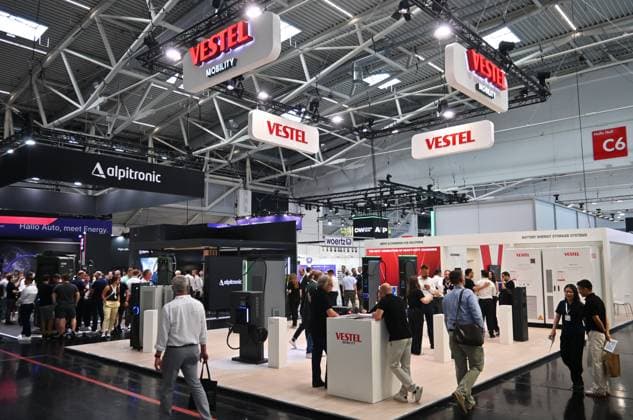 Die Intersolar Europe findet bis Donnerstag, den 25. Juni 2026 auf der Messe München statt. Sie ist die weltweit führende Fachmesse für die Solarwirtschaft und der grösste Teil von The smarter E Europe, Europas grösster Messeallianz für die Energiewirtschaft. Foto: Messestand Vestel Mobility - ein spezialisierter Geschäftsbereich des türkischen Technologie- und Fertigungsriesen Vestel Group. Das Unternehmen fungiert als globaler Technologiepartner und Grossserienhersteller in den Bereichen Elektromobilität, Energiespeicherung und Fahrzeugelektronik *** Intersolar Europe will take place at the Munich Trade Fair Center through Thursday, June 25, 2026. It is the world’s leading trade fair for the solar industry and the largest compon