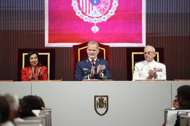 The King Presides Over the Closing Ceremony of the General Staff Course at CESEDEN Defense Minister Margarita Robles i, King Felipe VI c, and the Chief of the General Staff of the Armed Forces (JEMAD), Teodoro Esteban López, during the closing ceremony of the 27th General Staff Course at the Higher School of the Armed Forces (ESFAS), held at the headquarters of the Higher Center for National Defense Studies (CESEDEN), on June 24, 2026, in Madrid, Spain. This solemn military ceremony, presided over by the King, serves to present graduation diplomas to the national and allied country officers who make up this new class of strategic military leaders. Alejandro Martínez Vé, Spain  Copyright: xAlejandroxMartinezxVÃ lezx 7620254