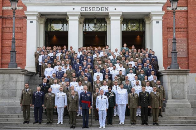 The King Presides Over the Closing Ceremony of the General Staff Course at CESEDEN King Felipe VI poses for a group photo before the start of the closing ceremony for the 27th General Staff Course at the Higher School of the Armed Forces (ESFAS), held at the headquarters of the Higher Center for National Defense Studies (CESEDEN), on June 24, 2026, in Madrid, Spain. This solemn military ceremony, presided over by the King, serves to present graduation diplomas to the national and allied officers who make up this new class of strategic military leaders. Alejandro Martínez Vé, Spain  Copyright: xAlejandroxMartinezxVÃ lezx 7620256