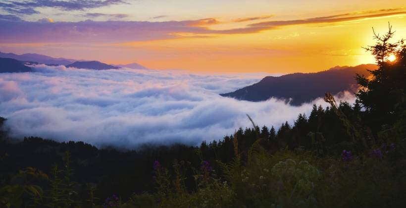 Statische Panoramaaufnahme des Sonnenaufgangs über dem Horizont mit Wolken über dem Wald. Wetter und Vorhersage Hintergrund.Adjara.Georgia Static aerial panoramic view of sun riser above horizon with clouds above forest. Weather and forecast background.Adjara.Georgia Copyright: imageBROKER EvaldasxMikoliunas ibxemi17136653.jpg