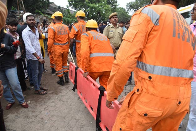 Under Construction Warehouse Collapsed In Kolkata Members of the National Disaster Response Force (NDRF) search for victims at the site of a collapsed under-construction warehouse in the Taratala area of Kolkata, India, on June 24, 2026. At least five people are killed after the structure collapses, and rescue operations are underway with support from the Indian Army s Eastern Command. Kolkata India  Copyright: xDebajyotixChakrabortyx originalFilename: chakraborty-notitle260624_np2kF.jpg