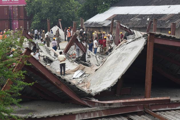 Under Construction Warehouse Collapsed In Kolkata Indian Army personnel and members of the National Disaster Response Force (NDRF) search for victims at the site of a collapsed under-construction warehouse in the Taratala area of Kolkata, India, on June 24, 2026. At least five people are killed after the structure collapses, and rescue operations are underway with support from the Indian Army s Eastern Command. Kolkata India  Copyright: xDebajyotixChakrabortyx originalFilename: chakraborty-notitle260624_np8il.jpg
