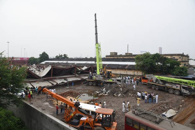 Under Construction Warehouse Collapsed In Kolkata Indian Army personnel and members of the National Disaster Response Force (NDRF) search for victims at the site of a collapsed under-construction warehouse in the Taratala area of Kolkata, India, on June 24, 2026. At least five people are killed after the structure collapses, and rescue operations are underway with support from the Indian Army s Eastern Command. Kolkata India  Copyright: xDebajyotixChakrabortyx originalFilename: chakraborty-notitle260624_npgC5.jpg