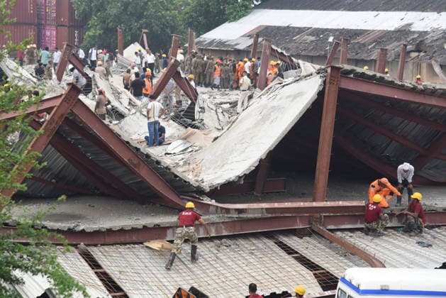 Under Construction Warehouse Collapsed In Kolkata Indian Army personnel and members of the National Disaster Response Force (NDRF) search for victims at the site of a collapsed under-construction warehouse in the Taratala area of Kolkata, India, on June 24, 2026. At least five people are killed after the structure collapses, and rescue operations are underway with support from the Indian Army s Eastern Command. Kolkata India  Copyright: xDebajyotixChakrabortyx originalFilename: chakraborty-notitle260624_npFJC.jpg