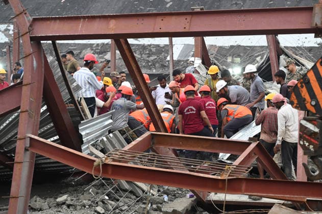 KOLKATA, INDIA - JUNE 24: NDRF and Army rescue personnel continue search and rescue survivor and victims from the collapsed warehouse at Taratala, Brace Bridge on June 24, 2026 in Kolkata, India. Five people were killed and 20 others injured after a 32,000 sq ft under-construction warehouse at Taratala came crashing down around 11.30 am on Wednesday, burying around 40 labourer under tonnes of concrete slabs, mangled iron beams, steel and corrugated tin sheets. (Photo by Samir Jana Hindustan Times) 5 Dead In Kolkata Warehouse Collapse