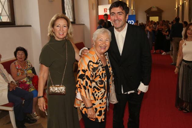 Ilke Catak mit Mutter und Großmutter bei der 25. Verleihung des Friedenspreises des Deutschen Films Die Brücke im Cuvillies Theater. München, 23.06.2026 *** Ilke Catak with her mother and grandmother at the 25th ceremony for the German Film Peace Prize Die Brücke at the Cuvillies Theater in Munich, June 23, 2026 Copyright: xAgenturxMatthiasxWehnertx xM.xGränzdörferx