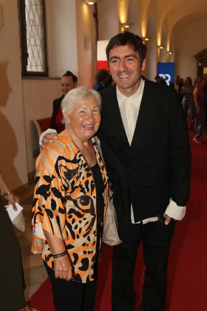 Ilke Catak mit Großmutter bei der 25. Verleihung des Friedenspreises des Deutschen Films Die Brücke im Cuvillies Theater. München, 23.06.2026 *** Ilke Catak with her grandmother at the 25th presentation of the German Film Peace Prize *Die Brücke* at the Cuvillies Theater in Munich, June 23, 2026 Copyright: xAgenturxMatthiasxWehnertx xM.xGränzdörferx