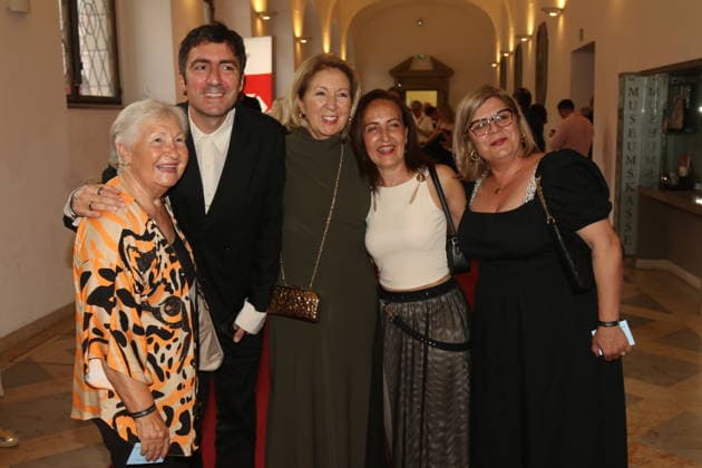 Ilke Catak mit Mutter und Großmutter bei der 25. Verleihung des Friedenspreises des Deutschen Films Die Brücke im Cuvillies Theater. München, 23.06.2026 *** Ilke Catak with her mother and grandmother at the 25th ceremony for the German Film Peace Prize Die Brücke at the Cuvillies Theater in Munich, June 23, 2026 Copyright: xAgenturxMatthiasxWehnertx xM.xGränzdörferx