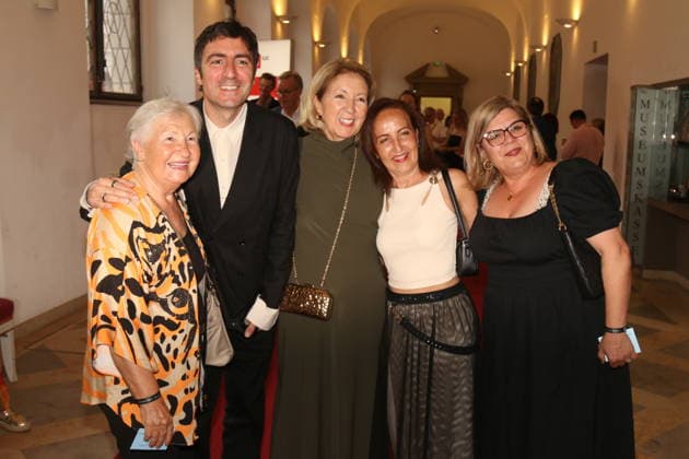 Ilke Catak mit Mutter und Großmutter bei der 25. Verleihung des Friedenspreises des Deutschen Films Die Brücke im Cuvillies Theater. München, 23.06.2026 *** Ilke Catak with her mother and grandmother at the 25th ceremony for the German Film Peace Prize Die Brücke at the Cuvillies Theater in Munich, June 23, 2026 Copyright: xAgenturxMatthiasxWehnertx xM.xGränzdörferx