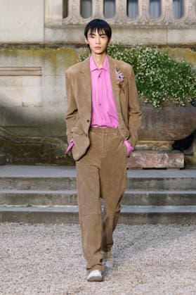 (260624) -- PARIS, June 24, 2026 -- A model presents a creation from the menswear Spring Summer 2027 collections by Dior during the Men Paris Fashion Week, in Paris, France, on June 24, 2026. ( Handout via Xinhua) FRANCE-PARIS-MEN FASHION WEEK-DIOR MeetEurope 