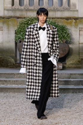 (260624) -- PARIS, June 24, 2026 -- A model presents a creation from the menswear Spring Summer 2027 collections by Dior during the Men Paris Fashion Week, in Paris, France, on June 24, 2026. ( Handout via Xinhua) FRANCE-PARIS-MEN FASHION WEEK-DIOR MeetEurope 