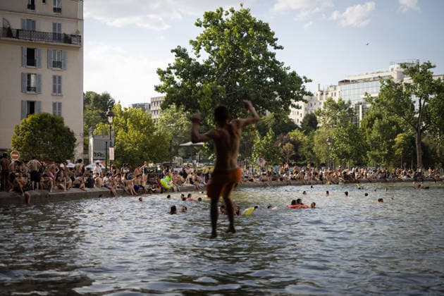 People swimming in the Canal Saint Martin - Paris People jump into in the Canal Saint Martin during a heatwave in Paris on June 24, 2026. France experienced its hottest day ever recorded on June 24, 2026, surpassing the record set the previous day, according to Meteo-France. Photo by Raphael Lafargue ABACAPRESS.COM Paris France  Copyright: xLafarguexRaphael ABACAx