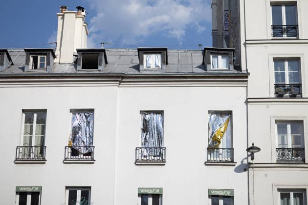 People swimming in the Canal Saint Martin - Paris Survival blankets are being used as a curtain in a Parisian flat around the Canal Saint Martin during a heatwave in Paris on June 24, 2026. France experienced its hottest day ever recorded on June 24, 2026, surpassing the record set the previous day, according to Meteo-France. Photo by Raphael Lafargue ABACAPRESS.COM Paris France  Copyright: xLafarguexRaphael ABACAx