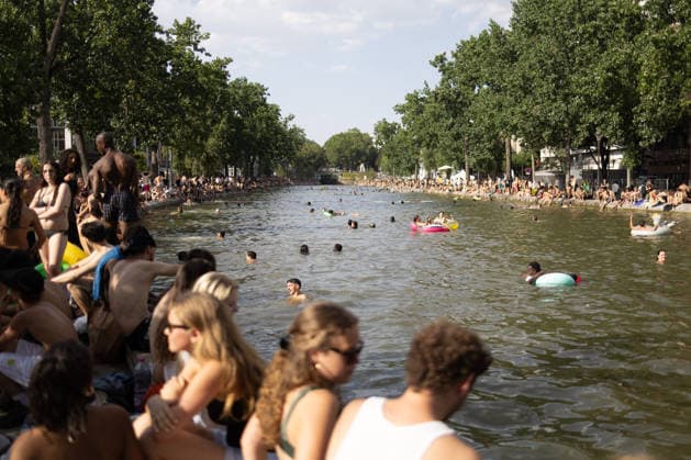 People swimming in the Canal Saint Martin - Paris People swimming in the Canal Saint Martin during a heatwave in Paris on June 24, 2026. France experienced its hottest day ever recorded on June 24, 2026, surpassing the record set the previous day, according to Meteo-France. Photo by Raphael Lafargue ABACAPRESS.COM Paris France  Copyright: xLafarguexRaphael ABACAx