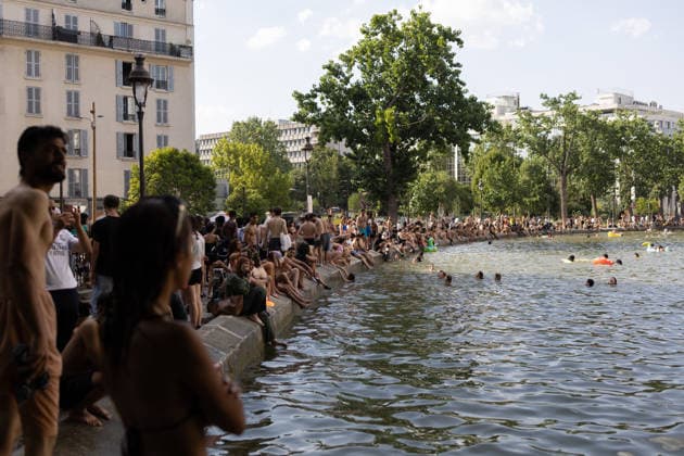 People swimming in the Canal Saint Martin - Paris People swimming in the Canal Saint Martin during a heatwave in Paris on June 24, 2026. France experienced its hottest day ever recorded on June 24, 2026, surpassing the record set the previous day, according to Meteo-France. Photo by Raphael Lafargue ABACAPRESS.COM Paris France  Copyright: xLafarguexRaphael ABACAx