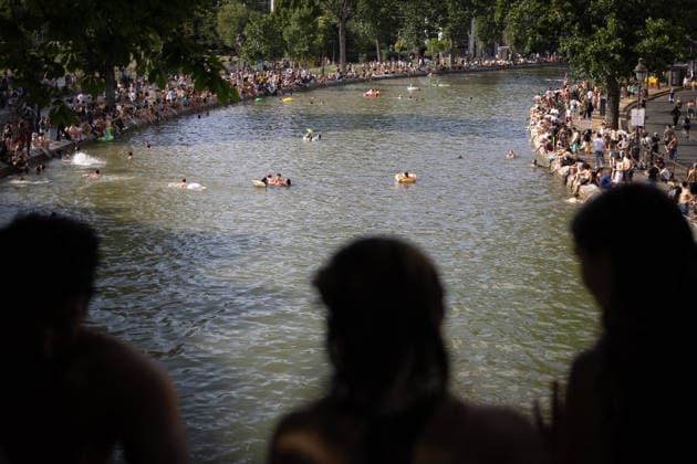 People swimming in the Canal Saint Martin - Paris People swimming in the Canal Saint Martin during a heatwave in Paris on June 24, 2026. France experienced its hottest day ever recorded on June 24, 2026, surpassing the record set the previous day, according to Meteo-France. Photo by Raphael Lafargue ABACAPRESS.COM Paris France  Copyright: xLafarguexRaphael ABACAx