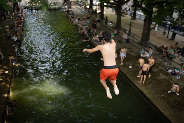 People swimming in the Canal Saint Martin - Paris People jump into in the Canal Saint Martin during a heatwave in Paris on June 24, 2026. France experienced its hottest day ever recorded on June 24, 2026, surpassing the record set the previous day, according to Meteo-France. Photo by Raphael Lafargue ABACAPRESS.COM Paris France  Copyright: xLafarguexRaphael ABACAx