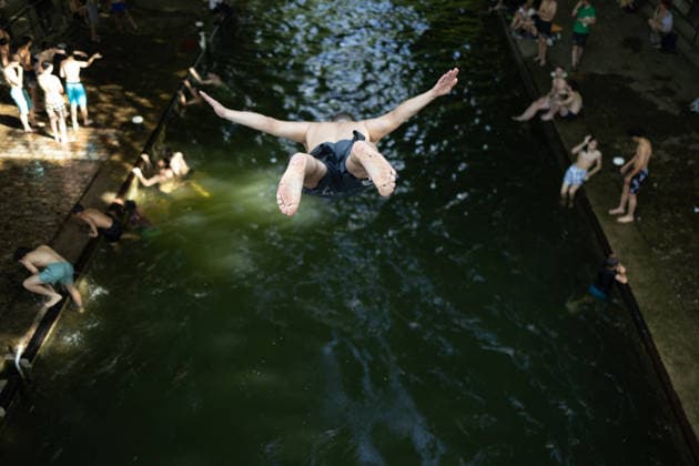 People swimming in the Canal Saint Martin - Paris People jump into in the Canal Saint Martin during a heatwave in Paris on June 24, 2026. France experienced its hottest day ever recorded on June 24, 2026, surpassing the record set the previous day, according to Meteo-France. Photo by Raphael Lafargue ABACAPRESS.COM Paris France  Copyright: xLafarguexRaphael ABACAx