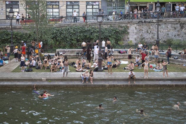 People swimming in the Canal Saint Martin - Paris People swimming in the Canal Saint Martin during a heatwave in Paris on June 24, 2026. France experienced its hottest day ever recorded on June 24, 2026, surpassing the record set the previous day, according to Meteo-France. Photo by Raphael Lafargue ABACAPRESS.COM Paris France  Copyright: xLafarguexRaphael ABACAx