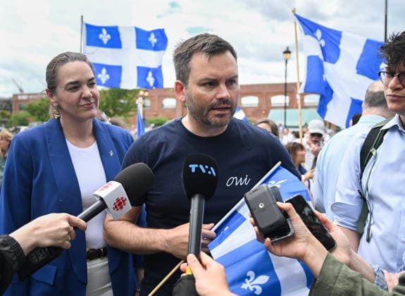 June 24, 2026, Montreal, Pq, Canada: Le chef du Parti quv bv cois, Paul St-Pierre Plamondon, söÄÃ adresse aux mv dias alors quöÄÃ il assiste au dv filv de la fvâ ¢te de la Saint-Jean-Baptiste v Montrv al, le mercredi 24 juin 2026. LA PRESSE CANADIENNE Montreal Canada  - ZUMAc35_ 20260624_zaf_c35_152 Copyright: xGrahamxHughesx