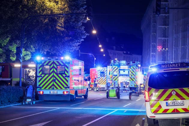 Zwei Männer starben bei schwerem Autounfall in Wuppertal Mit einem Großaufgebot rückte die Wuppertaler Feuerwehr am Mittwochabend (24.06.2026) gegen 22:45 Uhr zur Briller Straße im Stadtteil Elberfeld aus. Vor Ort hatten Augenzeugen einen schweren Verkehrsunfall gemeldet, ein PKW sollte nach ersten Meldungen vor eine Mauer geprallt sein. Als die ersten Retter vor Ort eintrafen bestätigte sich das Bild, ein zerstörter Hyundai I10 stand auf dem Bürgersteig an einer Mauer. Beide Insassen waren im Fahrzeug eingeklemmt, lagen leblos in dem blauen Kleinwagen. Sofort wurde eine umfangreiche Menschenrettung durch die Feuerwehr eingeleitet und die beiden Insassen befreit. Der Rettungsdienst begann unmittelbar mit der Reanimation der beiden M