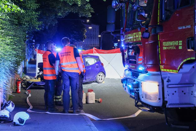 Zwei Männer starben bei schwerem Autounfall in Wuppertal Mit einem Großaufgebot rückte die Wuppertaler Feuerwehr am Mittwochabend (24.06.2026) gegen 22:45 Uhr zur Briller Straße im Stadtteil Elberfeld aus. Vor Ort hatten Augenzeugen einen schweren Verkehrsunfall gemeldet, ein PKW sollte nach ersten Meldungen vor eine Mauer geprallt sein. Als die ersten Retter vor Ort eintrafen bestätigte sich das Bild, ein zerstörter Hyundai I10 stand auf dem Bürgersteig an einer Mauer. Beide Insassen waren im Fahrzeug eingeklemmt, lagen leblos in dem blauen Kleinwagen. Sofort wurde eine umfangreiche Menschenrettung durch die Feuerwehr eingeleitet und die beiden Insassen befreit. Der Rettungsdienst begann unmittelbar mit der Reanimation der beiden M