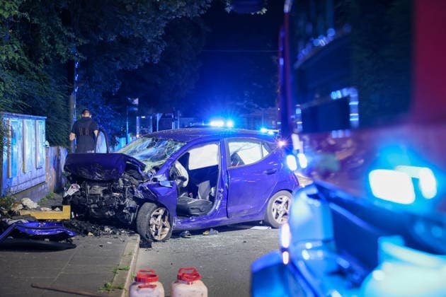 Zwei Männer starben bei schwerem Autounfall in Wuppertal Mit einem Großaufgebot rückte die Wuppertaler Feuerwehr am Mittwochabend (24.06.2026) gegen 22:45 Uhr zur Briller Straße im Stadtteil Elberfeld aus. Vor Ort hatten Augenzeugen einen schweren Verkehrsunfall gemeldet, ein PKW sollte nach ersten Meldungen vor eine Mauer geprallt sein. Als die ersten Retter vor Ort eintrafen bestätigte sich das Bild, ein zerstörter Hyundai I10 stand auf dem Bürgersteig an einer Mauer. Beide Insassen waren im Fahrzeug eingeklemmt, lagen leblos in dem blauen Kleinwagen. Sofort wurde eine umfangreiche Menschenrettung durch die Feuerwehr eingeleitet und die beiden Insassen befreit. Der Rettungsdienst begann unmittelbar mit der Reanimation der beiden M
