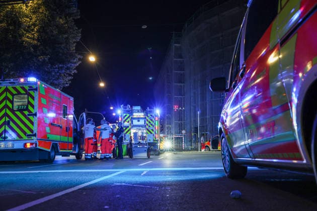 Zwei Männer starben bei schwerem Autounfall in Wuppertal Mit einem Großaufgebot rückte die Wuppertaler Feuerwehr am Mittwochabend (24.06.2026) gegen 22:45 Uhr zur Briller Straße im Stadtteil Elberfeld aus. Vor Ort hatten Augenzeugen einen schweren Verkehrsunfall gemeldet, ein PKW sollte nach ersten Meldungen vor eine Mauer geprallt sein. Als die ersten Retter vor Ort eintrafen bestätigte sich das Bild, ein zerstörter Hyundai I10 stand auf dem Bürgersteig an einer Mauer. Beide Insassen waren im Fahrzeug eingeklemmt, lagen leblos in dem blauen Kleinwagen. Sofort wurde eine umfangreiche Menschenrettung durch die Feuerwehr eingeleitet und die beiden Insassen befreit. Der Rettungsdienst begann unmittelbar mit der Reanimation der beiden M
