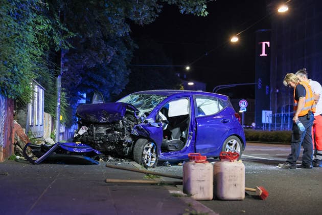 Zwei Männer starben bei schwerem Autounfall in Wuppertal Mit einem Großaufgebot rückte die Wuppertaler Feuerwehr am Mittwochabend (24.06.2026) gegen 22:45 Uhr zur Briller Straße im Stadtteil Elberfeld aus. Vor Ort hatten Augenzeugen einen schweren Verkehrsunfall gemeldet, ein PKW sollte nach ersten Meldungen vor eine Mauer geprallt sein. Als die ersten Retter vor Ort eintrafen bestätigte sich das Bild, ein zerstörter Hyundai I10 stand auf dem Bürgersteig an einer Mauer. Beide Insassen waren im Fahrzeug eingeklemmt, lagen leblos in dem blauen Kleinwagen. Sofort wurde eine umfangreiche Menschenrettung durch die Feuerwehr eingeleitet und die beiden Insassen befreit. Der Rettungsdienst begann unmittelbar mit der Reanimation der beiden M