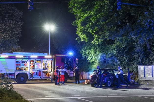 Zwei Männer starben bei schwerem Autounfall in Wuppertal Mit einem Großaufgebot rückte die Wuppertaler Feuerwehr am Mittwochabend (24.06.2026) gegen 22:45 Uhr zur Briller Straße im Stadtteil Elberfeld aus. Vor Ort hatten Augenzeugen einen schweren Verkehrsunfall gemeldet, ein PKW sollte nach ersten Meldungen vor eine Mauer geprallt sein. Als die ersten Retter vor Ort eintrafen bestätigte sich das Bild, ein zerstörter Hyundai I10 stand auf dem Bürgersteig an einer Mauer. Beide Insassen waren im Fahrzeug eingeklemmt, lagen leblos in dem blauen Kleinwagen. Sofort wurde eine umfangreiche Menschenrettung durch die Feuerwehr eingeleitet und die beiden Insassen befreit. Der Rettungsdienst begann unmittelbar mit der Reanimation der beiden M