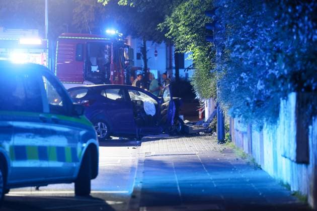 Zwei Männer starben bei schwerem Autounfall in Wuppertal Mit einem Großaufgebot rückte die Wuppertaler Feuerwehr am Mittwochabend (24.06.2026) gegen 22:45 Uhr zur Briller Straße im Stadtteil Elberfeld aus. Vor Ort hatten Augenzeugen einen schweren Verkehrsunfall gemeldet, ein PKW sollte nach ersten Meldungen vor eine Mauer geprallt sein. Als die ersten Retter vor Ort eintrafen bestätigte sich das Bild, ein zerstörter Hyundai I10 stand auf dem Bürgersteig an einer Mauer. Beide Insassen waren im Fahrzeug eingeklemmt, lagen leblos in dem blauen Kleinwagen. Sofort wurde eine umfangreiche Menschenrettung durch die Feuerwehr eingeleitet und die beiden Insassen befreit. Der Rettungsdienst begann unmittelbar mit der Reanimation der beiden M