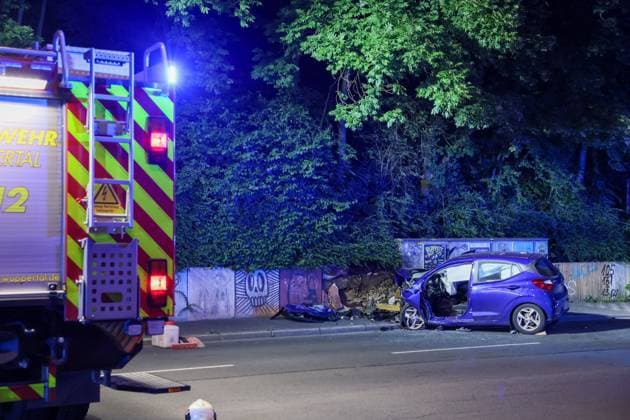 Zwei Männer starben bei schwerem Autounfall in Wuppertal Mit einem Großaufgebot rückte die Wuppertaler Feuerwehr am Mittwochabend (24.06.2026) gegen 22:45 Uhr zur Briller Straße im Stadtteil Elberfeld aus. Vor Ort hatten Augenzeugen einen schweren Verkehrsunfall gemeldet, ein PKW sollte nach ersten Meldungen vor eine Mauer geprallt sein. Als die ersten Retter vor Ort eintrafen bestätigte sich das Bild, ein zerstörter Hyundai I10 stand auf dem Bürgersteig an einer Mauer. Beide Insassen waren im Fahrzeug eingeklemmt, lagen leblos in dem blauen Kleinwagen. Sofort wurde eine umfangreiche Menschenrettung durch die Feuerwehr eingeleitet und die beiden Insassen befreit. Der Rettungsdienst begann unmittelbar mit der Reanimation der beiden M