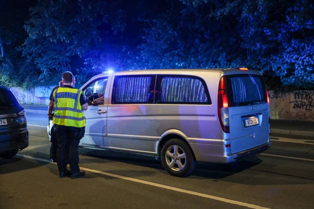 Zwei Männer starben bei schwerem Autounfall in Wuppertal Mit einem Großaufgebot rückte die Wuppertaler Feuerwehr am Mittwochabend (24.06.2026) gegen 22:45 Uhr zur Briller Straße im Stadtteil Elberfeld aus. Vor Ort hatten Augenzeugen einen schweren Verkehrsunfall gemeldet, ein PKW sollte nach ersten Meldungen vor eine Mauer geprallt sein. Als die ersten Retter vor Ort eintrafen bestätigte sich das Bild, ein zerstörter Hyundai I10 stand auf dem Bürgersteig an einer Mauer. Beide Insassen waren im Fahrzeug eingeklemmt, lagen leblos in dem blauen Kleinwagen. Sofort wurde eine umfangreiche Menschenrettung durch die Feuerwehr eingeleitet und die beiden Insassen befreit. Der Rettungsdienst begann unmittelbar mit der Reanimation der beiden M