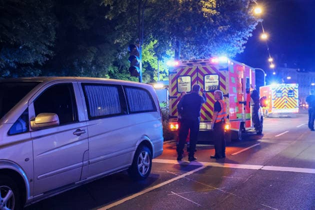 Zwei Männer starben bei schwerem Autounfall in Wuppertal Mit einem Großaufgebot rückte die Wuppertaler Feuerwehr am Mittwochabend (24.06.2026) gegen 22:45 Uhr zur Briller Straße im Stadtteil Elberfeld aus. Vor Ort hatten Augenzeugen einen schweren Verkehrsunfall gemeldet, ein PKW sollte nach ersten Meldungen vor eine Mauer geprallt sein. Als die ersten Retter vor Ort eintrafen bestätigte sich das Bild, ein zerstörter Hyundai I10 stand auf dem Bürgersteig an einer Mauer. Beide Insassen waren im Fahrzeug eingeklemmt, lagen leblos in dem blauen Kleinwagen. Sofort wurde eine umfangreiche Menschenrettung durch die Feuerwehr eingeleitet und die beiden Insassen befreit. Der Rettungsdienst begann unmittelbar mit der Reanimation der beiden M