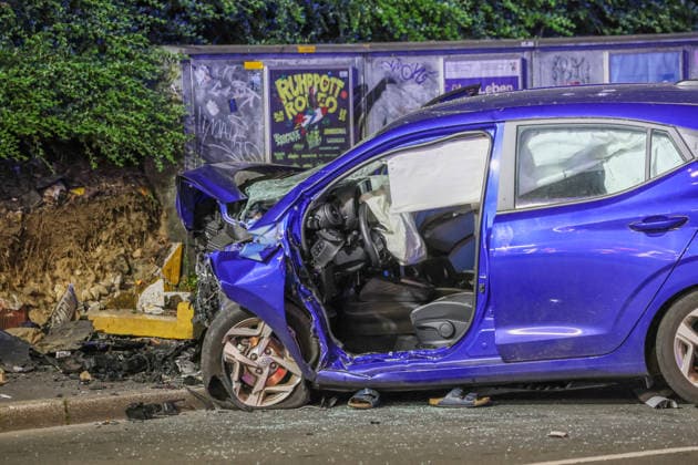 Zwei Männer starben bei schwerem Autounfall in Wuppertal Mit einem Großaufgebot rückte die Wuppertaler Feuerwehr am Mittwochabend (24.06.2026) gegen 22:45 Uhr zur Briller Straße im Stadtteil Elberfeld aus. Vor Ort hatten Augenzeugen einen schweren Verkehrsunfall gemeldet, ein PKW sollte nach ersten Meldungen vor eine Mauer geprallt sein. Als die ersten Retter vor Ort eintrafen bestätigte sich das Bild, ein zerstörter Hyundai I10 stand auf dem Bürgersteig an einer Mauer. Beide Insassen waren im Fahrzeug eingeklemmt, lagen leblos in dem blauen Kleinwagen. Sofort wurde eine umfangreiche Menschenrettung durch die Feuerwehr eingeleitet und die beiden Insassen befreit. Der Rettungsdienst begann unmittelbar mit der Reanimation der beiden M