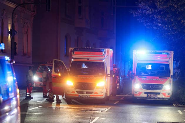 Zwei Männer starben bei schwerem Autounfall in Wuppertal Mit einem Großaufgebot rückte die Wuppertaler Feuerwehr am Mittwochabend (24.06.2026) gegen 22:45 Uhr zur Briller Straße im Stadtteil Elberfeld aus. Vor Ort hatten Augenzeugen einen schweren Verkehrsunfall gemeldet, ein PKW sollte nach ersten Meldungen vor eine Mauer geprallt sein. Als die ersten Retter vor Ort eintrafen bestätigte sich das Bild, ein zerstörter Hyundai I10 stand auf dem Bürgersteig an einer Mauer. Beide Insassen waren im Fahrzeug eingeklemmt, lagen leblos in dem blauen Kleinwagen. Sofort wurde eine umfangreiche Menschenrettung durch die Feuerwehr eingeleitet und die beiden Insassen befreit. Der Rettungsdienst begann unmittelbar mit der Reanimation der beiden M